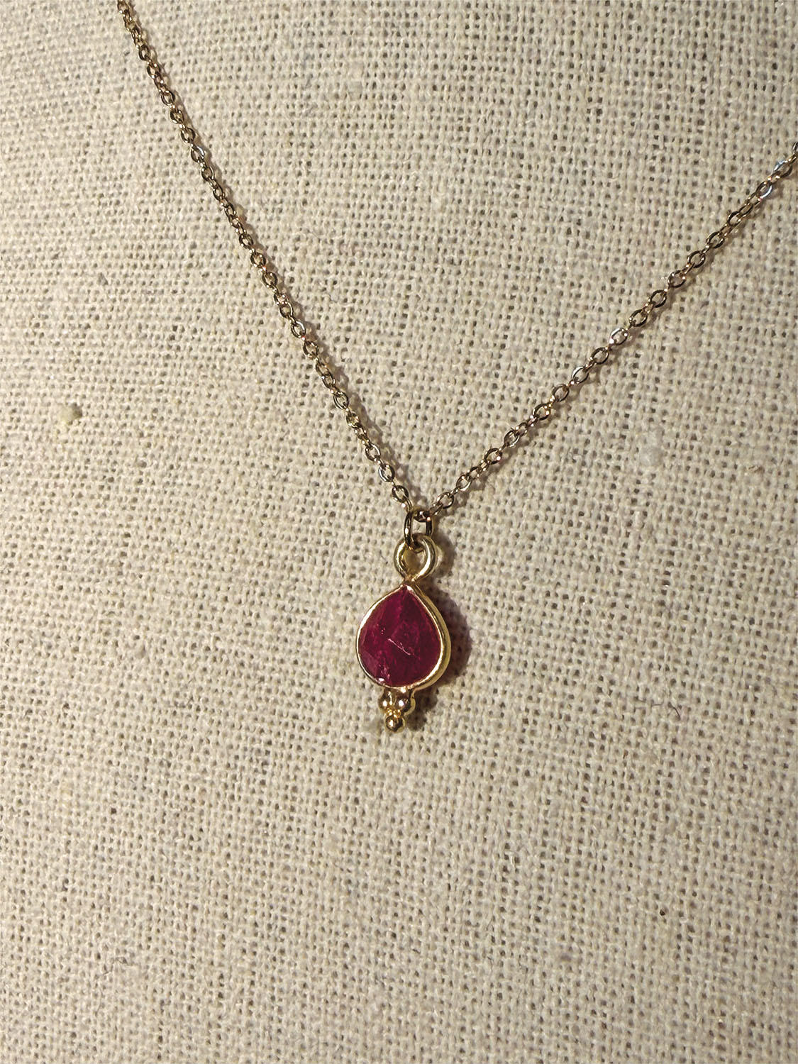 Collana goccia magenta